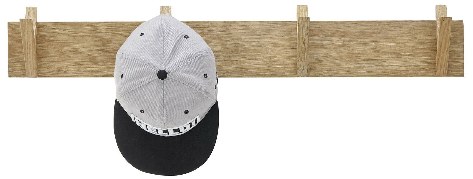 Hakenleiste aus Holz mit vier Haken, frontal abgebildet, mit einer grauen Kappe an einem Haken.