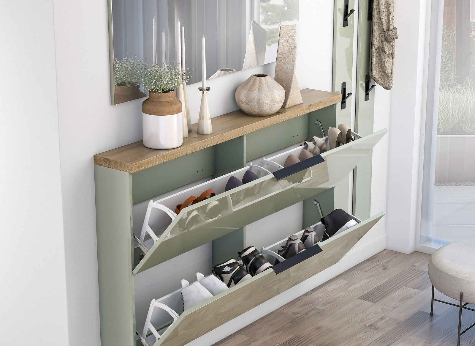 Moderner Hängeschuhschrank mit drei offenen Klappen, gefüllt mit Schuhen, aus seitlicher Perspektive fotografiert. Obenauf stehen dekorative Vasen und Kerzenhalter.