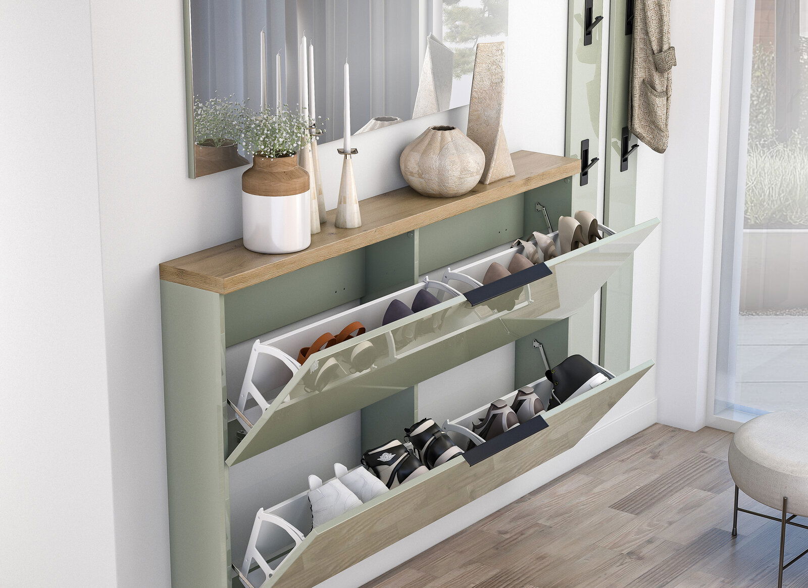 Moderner Hängeschuhschrank mit drei offenen Klappen, gefüllt mit Schuhen, aus seitlicher Perspektive fotografiert. Obenauf stehen dekorative Vasen und Kerzenhalter.