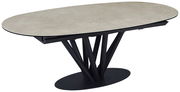 Moderner Esstisch mit ovaler, heller Tischplatte und schwarzem, skulpturalem Untergestell, seitliche Perspektive