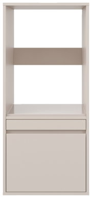 Weißes, minimalistisches Regal-/Schrankmodul mit offenem Oberfach, mittlerem Ablageboden und geschlossenem Unterfach, Frontansicht