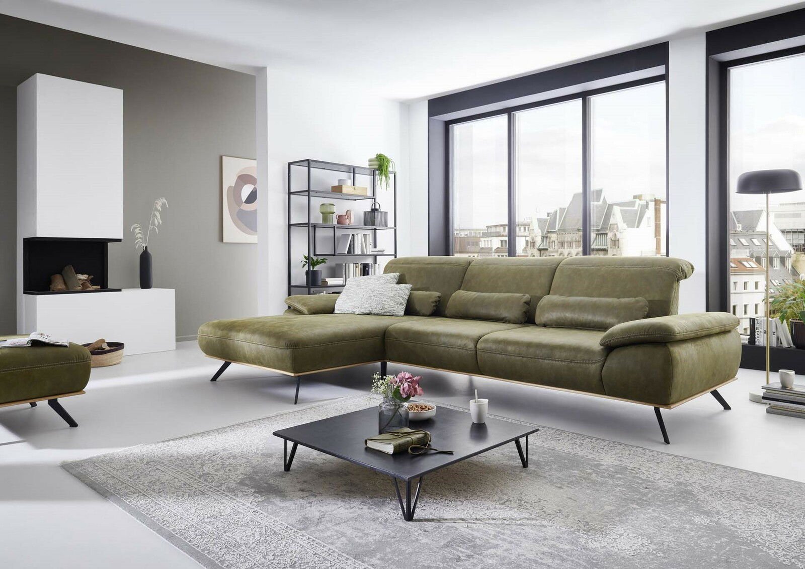Grünes Longchair-Sofa in modernem Wohnzimmer, seitliche Perspektive