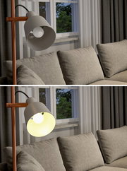 Stehlampe mit LED-Leuchtmittel neben einem Sofa, einmal ausgeschaltet und einmal eingeschaltet, seitliche Perspektive