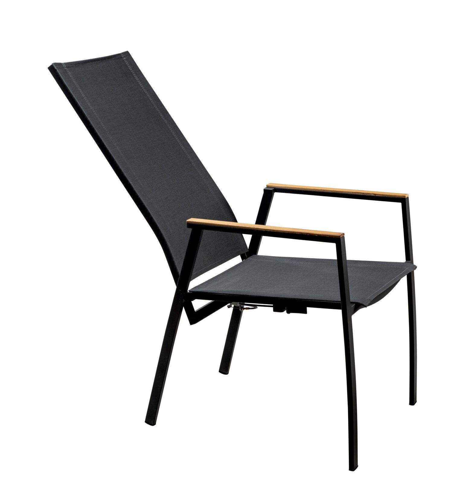 Schwarzer Outdoor-Loungesessel mit Metallgestell, Textilbespannung und Holz-Armlehnen, freigestellt auf weißem Hintergrund, in seitlicher 3/4-Ansicht von links