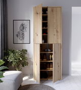 Hoher XL-Schuhschrank aus Holz mit offenen Türen, gefüllt mit Schuhen, in einem modernen Wohnzimmer. Frontalansicht.