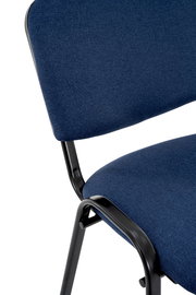 Detailaufnahme eines blau gepolsterten Stuhls mit schwarzem Metallgestell, schräg von der Seite aufgenommen