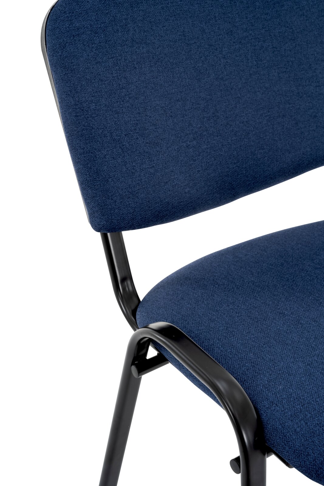 Detailaufnahme eines blau gepolsterten Stuhls mit schwarzem Metallgestell, schräg von der Seite aufgenommen