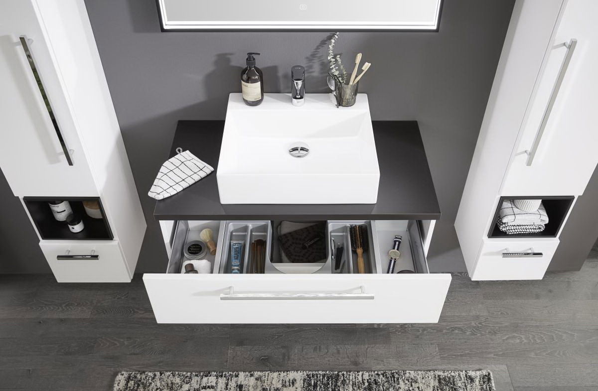 Moderne Badkombination mit Waschbecken und Stauraum, aus der Vogelperspektive fotografiert