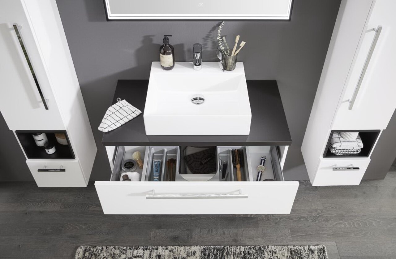 Moderne Badkombination mit Waschbecken und Stauraum, aus der Vogelperspektive fotografiert