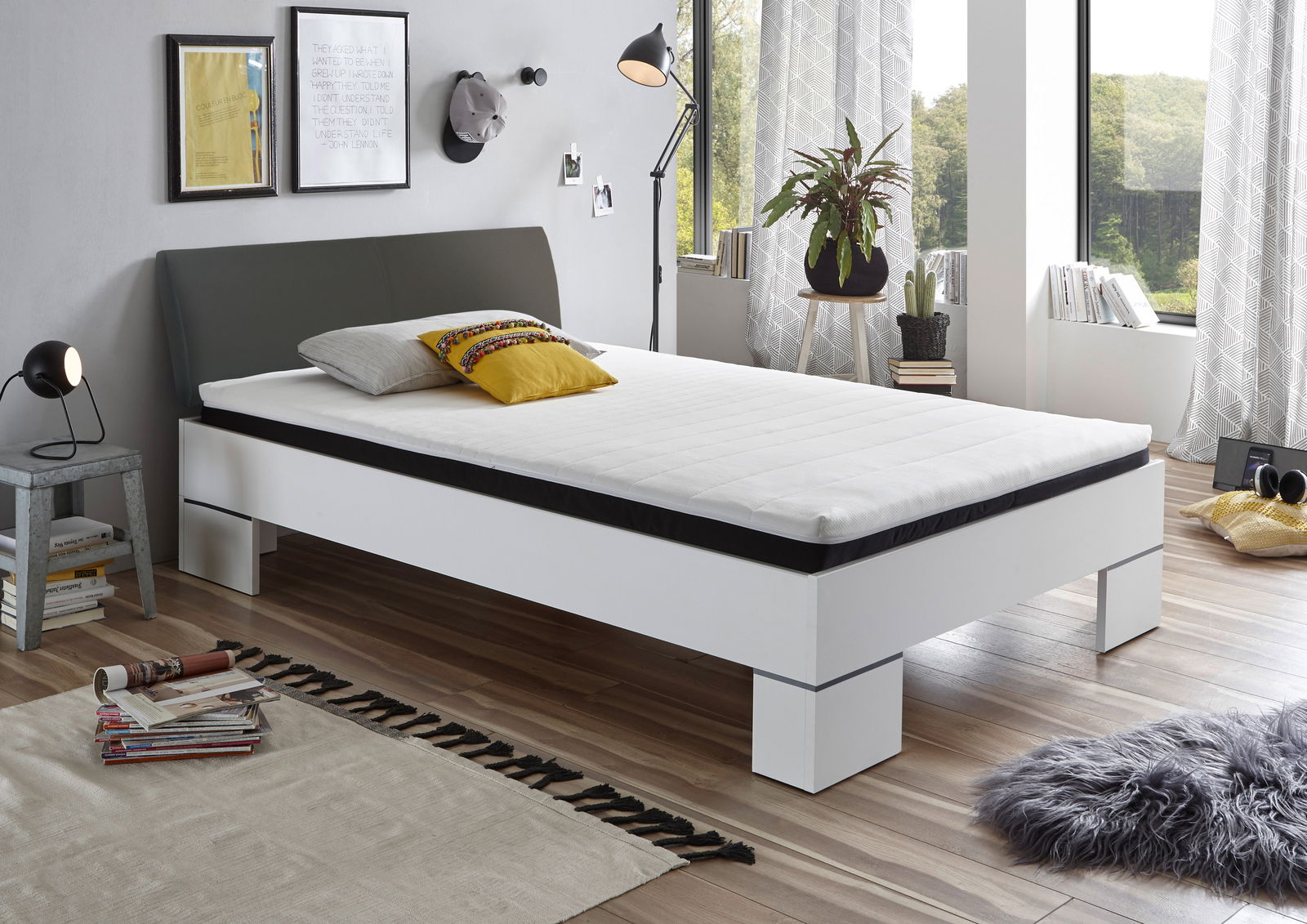 Modernes Bettgestell in einem stilvollen Schlafzimmer, seitliche Perspektive