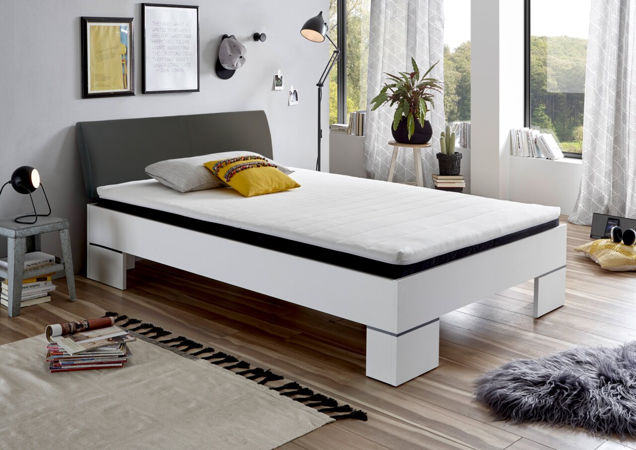Modernes Bettgestell in einem stilvollen Schlafzimmer, seitliche Perspektive