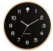 Schwarze Wanduhr mit weißen Ziffern und Zeigern, Holzrahmen, frontal betrachtet.