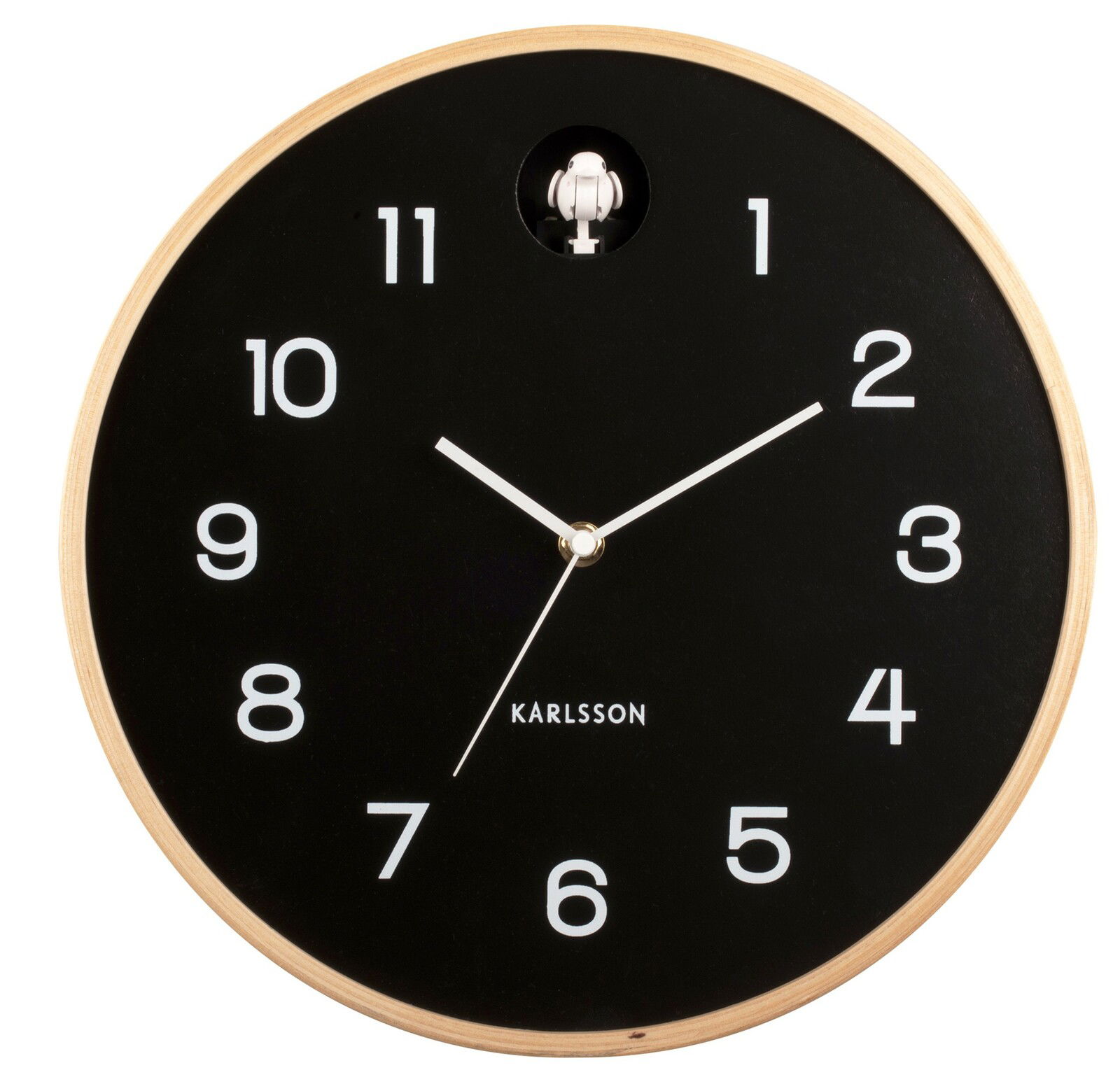 Schwarze Wanduhr mit weißen Ziffern und Zeigern, Holzrahmen, frontal betrachtet.