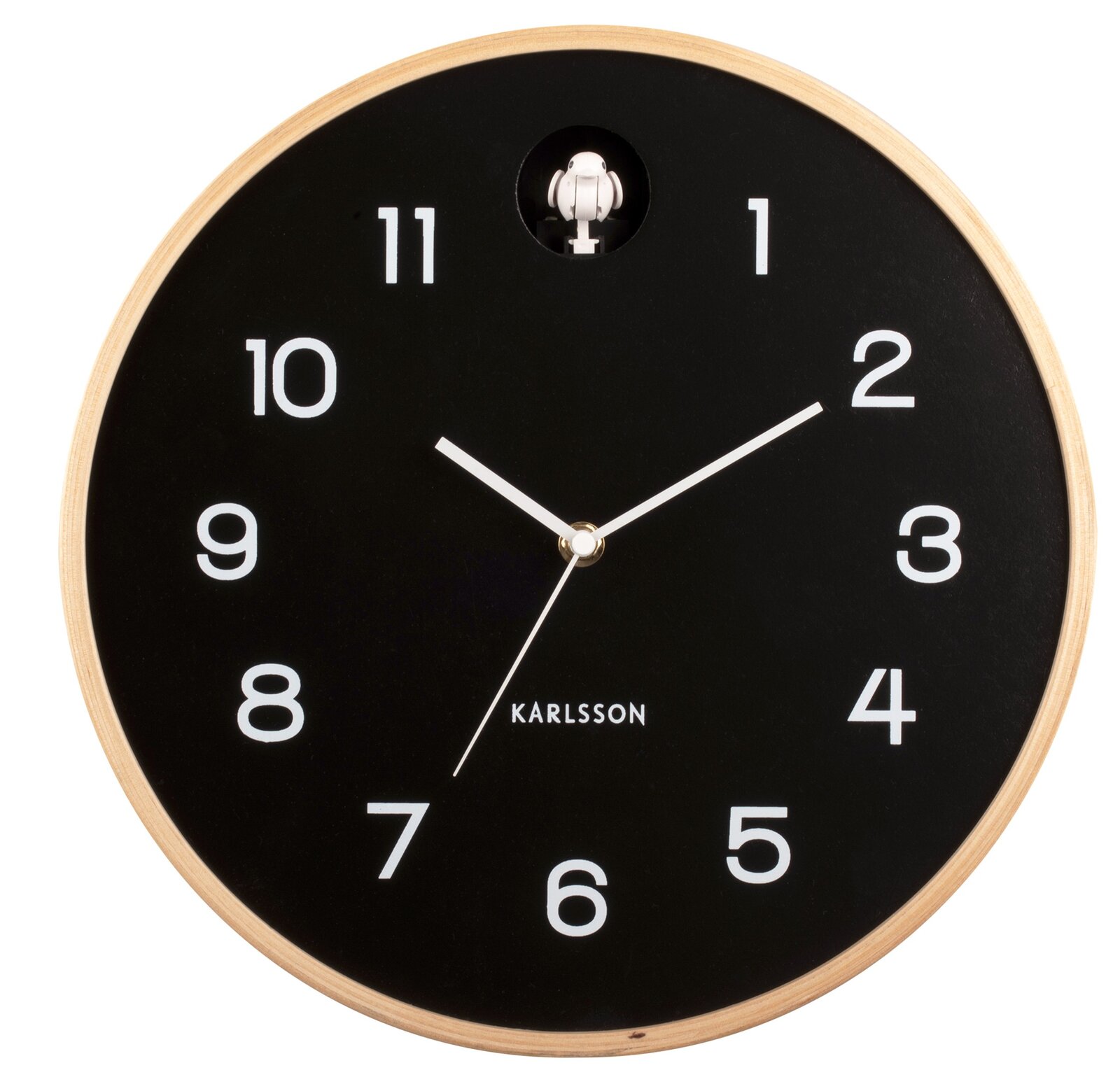 Schwarze Wanduhr mit weißen Ziffern und Zeigern, Holzrahmen, frontal betrachtet.