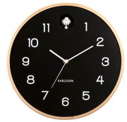 Schwarze Wanduhr mit weißen Ziffern und Zeigern, Holzrahmen, frontal betrachtet.