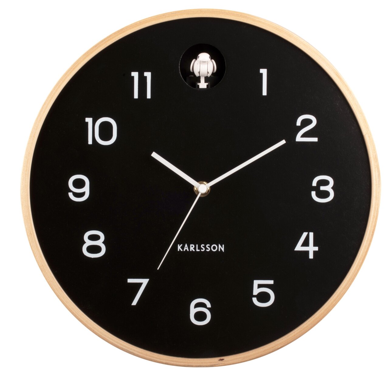 Schwarze Wanduhr mit weißen Ziffern und Zeigern, Holzrahmen, frontal betrachtet.
