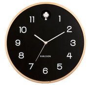 Schwarze Wanduhr mit weißen Ziffern und Zeigern, Holzrahmen, frontal betrachtet.