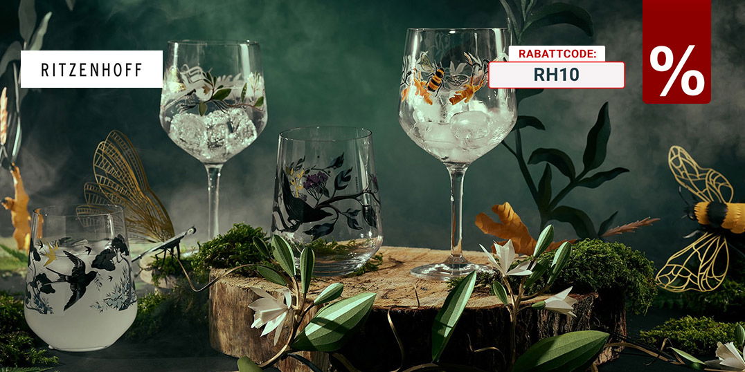 Dekorative Ritzenhoff-Gläser mit Naturmotiven auf Baumstamm, umgeben von Pflanzen, Eiswürfeln und Deko-Insekten
