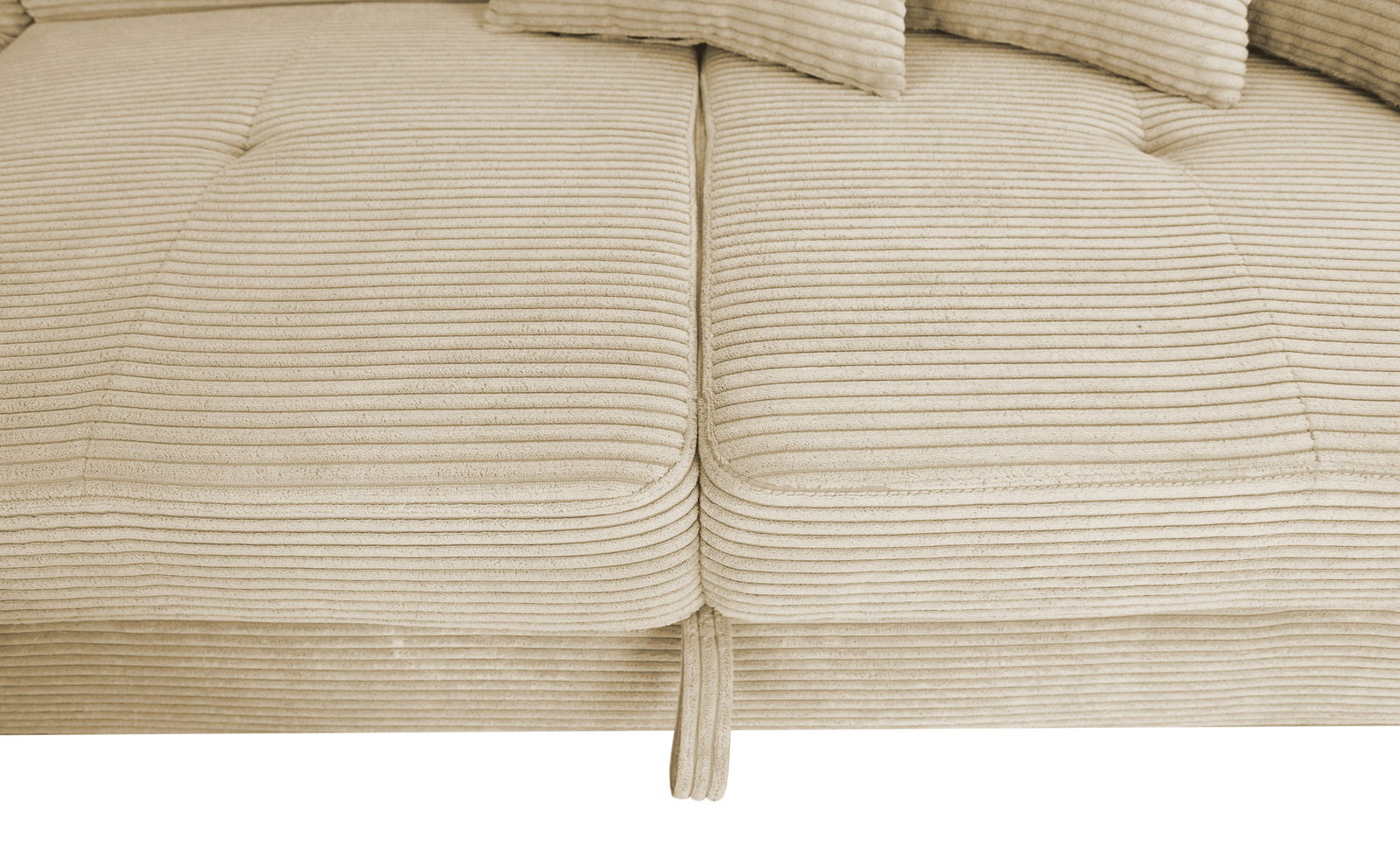 Nahaufnahme einer beige gestreiften Polsterecke mit Kissen, von oben betrachtet.