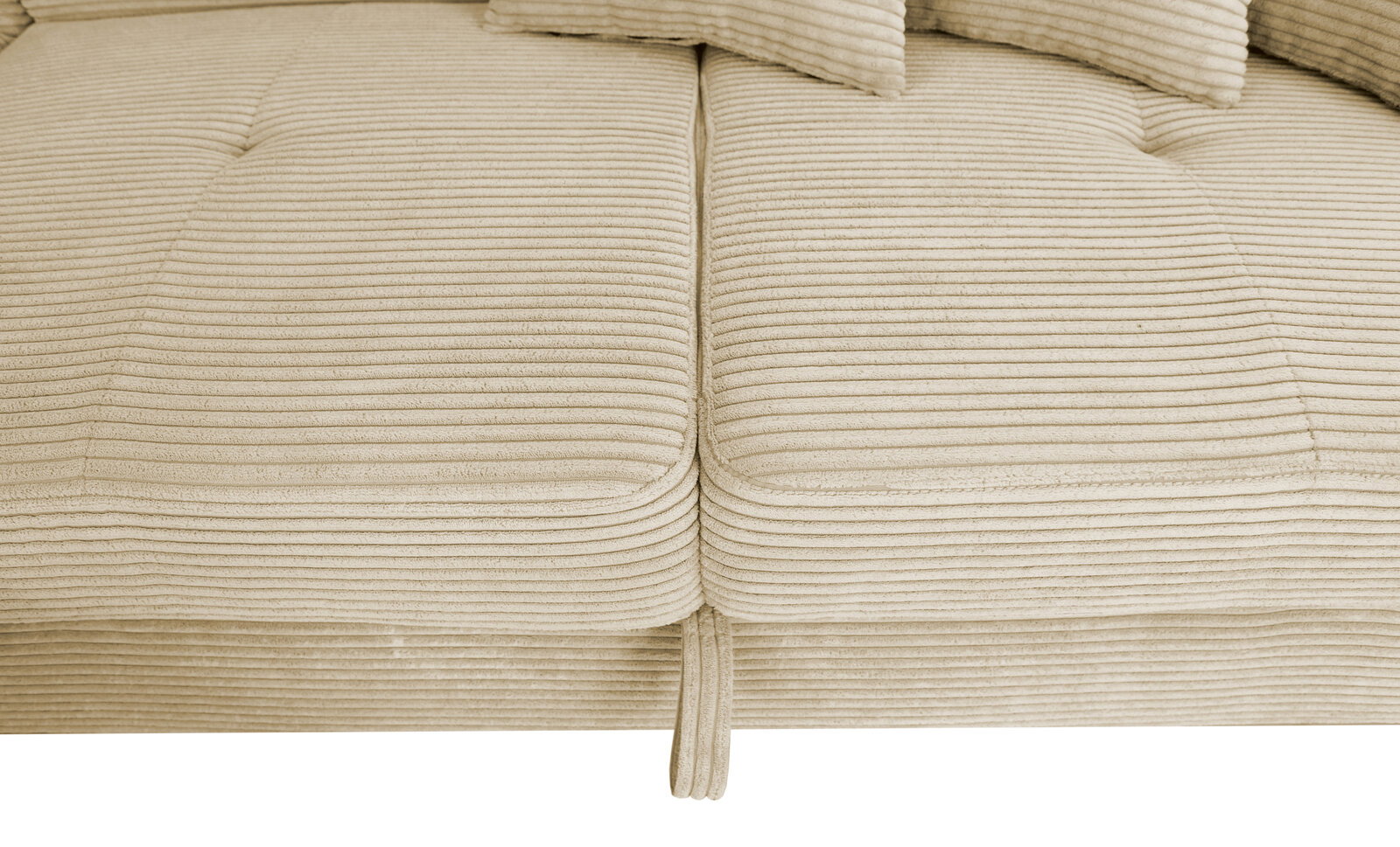 Nahaufnahme einer beige gestreiften Polsterecke mit Kissen, von oben betrachtet.