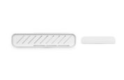 Duschablage aus weißem Material, von oben betrachtet, mit schmalem, länglichem Design und Rillen für Wasserabfluss.