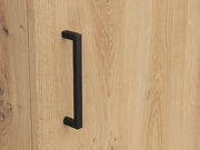 Nahaufnahme eines Holzschranks mit schwarzem Griff, seitliche Perspektive