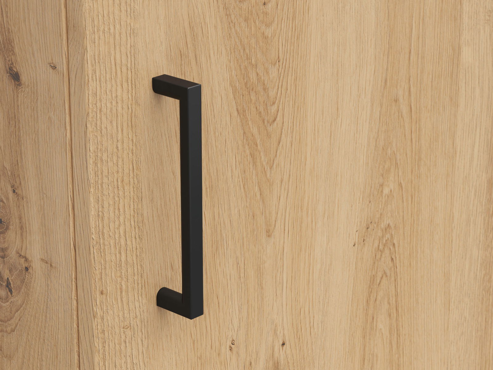 Nahaufnahme eines Holzschranks mit schwarzem Griff, seitliche Perspektive