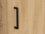 Nahaufnahme eines Holzschranks mit schwarzem Griff, seitliche Perspektive