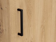 Nahaufnahme eines Holzschranks mit schwarzem Griff, seitliche Perspektive
