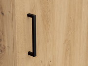 Nahaufnahme eines Holzschranks mit schwarzem Griff, seitliche Perspektive