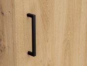 Nahaufnahme eines Holzschranks mit schwarzem Griff, seitliche Perspektive