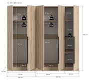 Offener Kleiderschrank in heller Holzoptik mit drei Türen, zwei Kleiderstangen und mehreren Fächern, Maßangaben ca. 200 x 180 x 52 cm, Frontansicht mit leicht schräg geöffneten Türen
