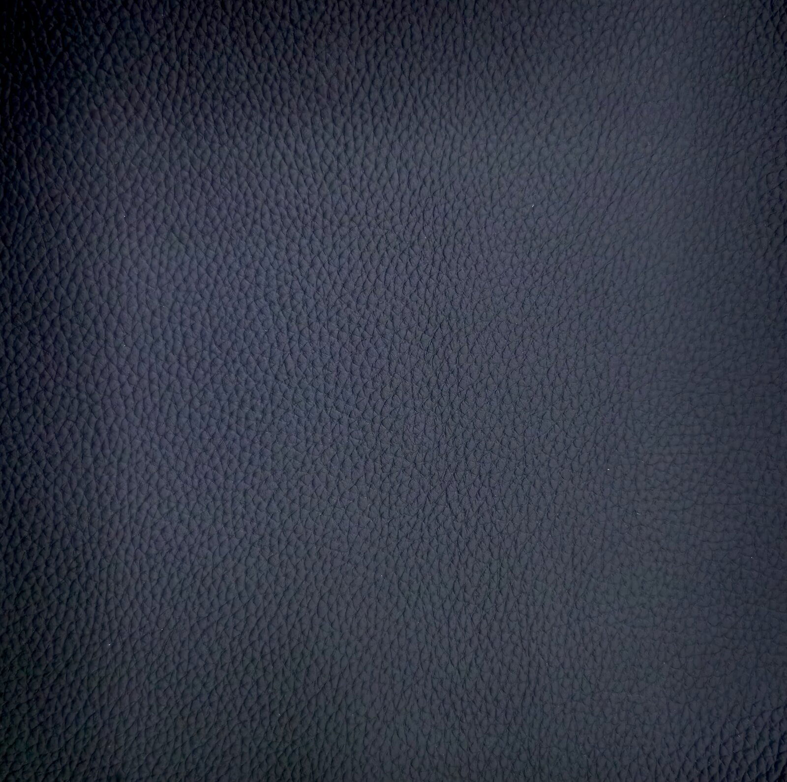 Dieter Knoll Armlehnstuhl PABLO Nahaufnahme der dunkelgrauen, strukturierten Oberfläche des Armlehnstuhls Dieter Knoll Armlehnstuhl PABLO