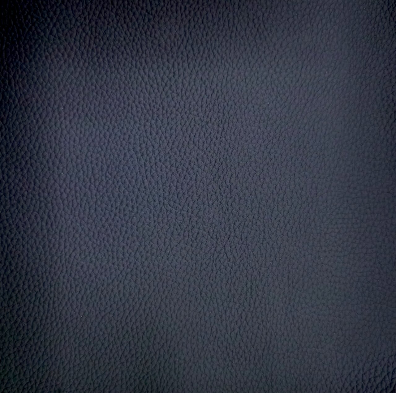 Dieter Knoll Armlehnstuhl PABLO Nahaufnahme der dunkelgrauen, strukturierten Oberfläche des Armlehnstuhls Dieter Knoll Armlehnstuhl PABLO