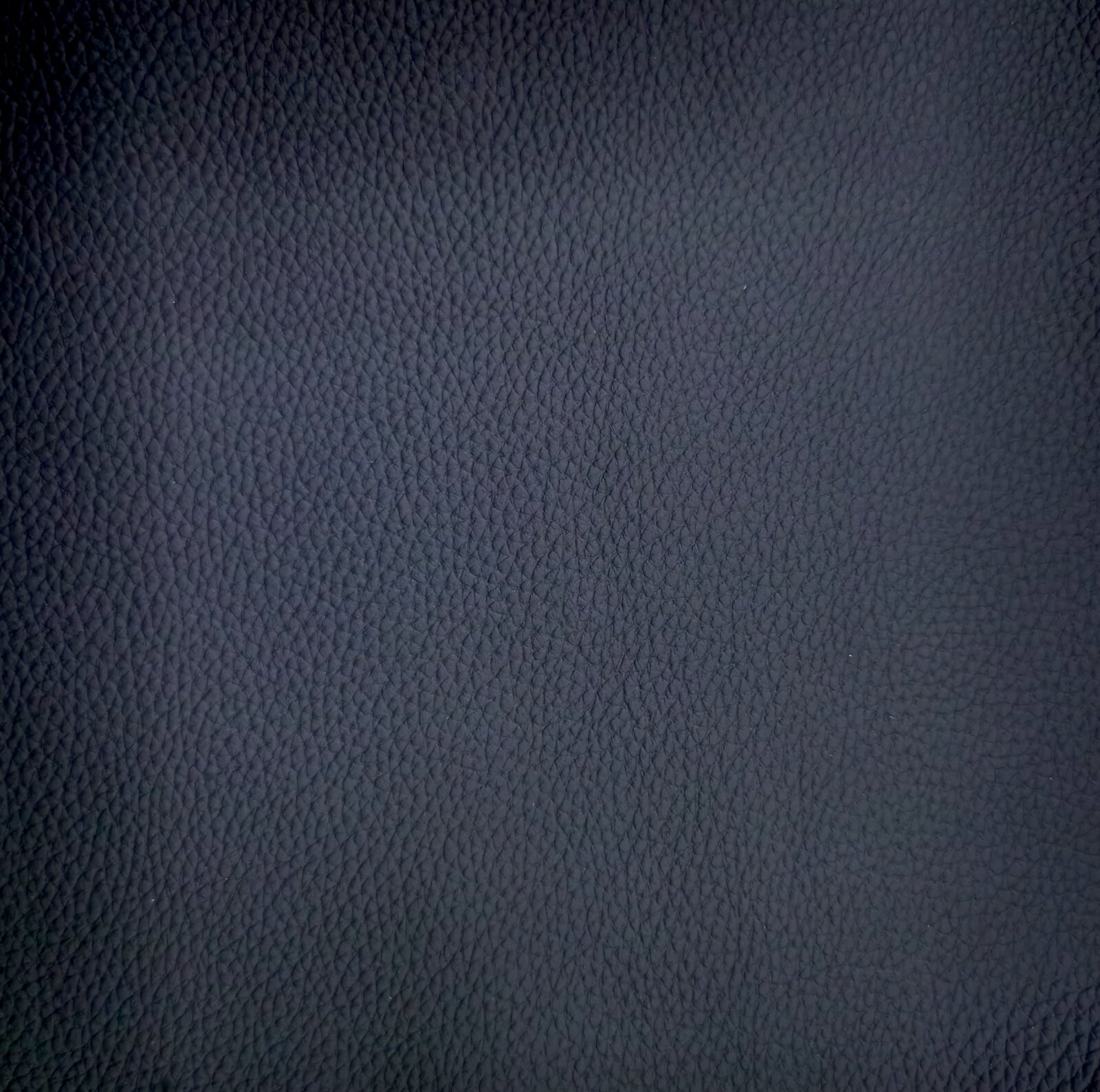 Dieter Knoll Armlehnstuhl PABLO Nahaufnahme der dunkelgrauen, strukturierten Oberfläche des Armlehnstuhls Dieter Knoll Armlehnstuhl PABLO