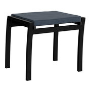 Moderner Hocker mit schwarzem Gestell und blauer Polsterung, seitliche Perspektive