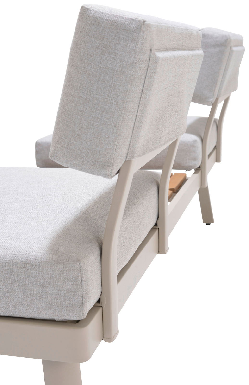 Rückansicht einer Lounge-Kombination mit hellgrauen Polstern und beigem Gestell