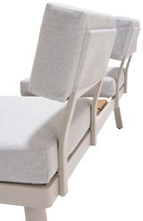 Rückansicht einer Lounge-Kombination mit hellgrauen Polstern und beigem Gestell