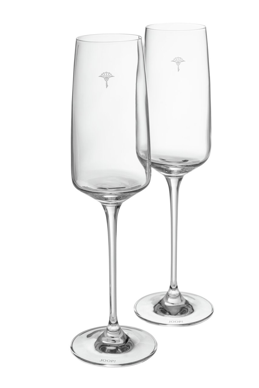 Zwei elegante Champagnergläser aus klarem Glas mit langem Stiel, von der Seite betrachtet, mit dezentem Logo auf dem Kelch.
