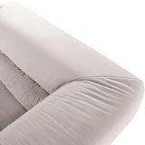 Nahaufnahme eines Big-Sofas in hellem Stoff, Perspektive von oben auf die Ecke der Rückenlehne.