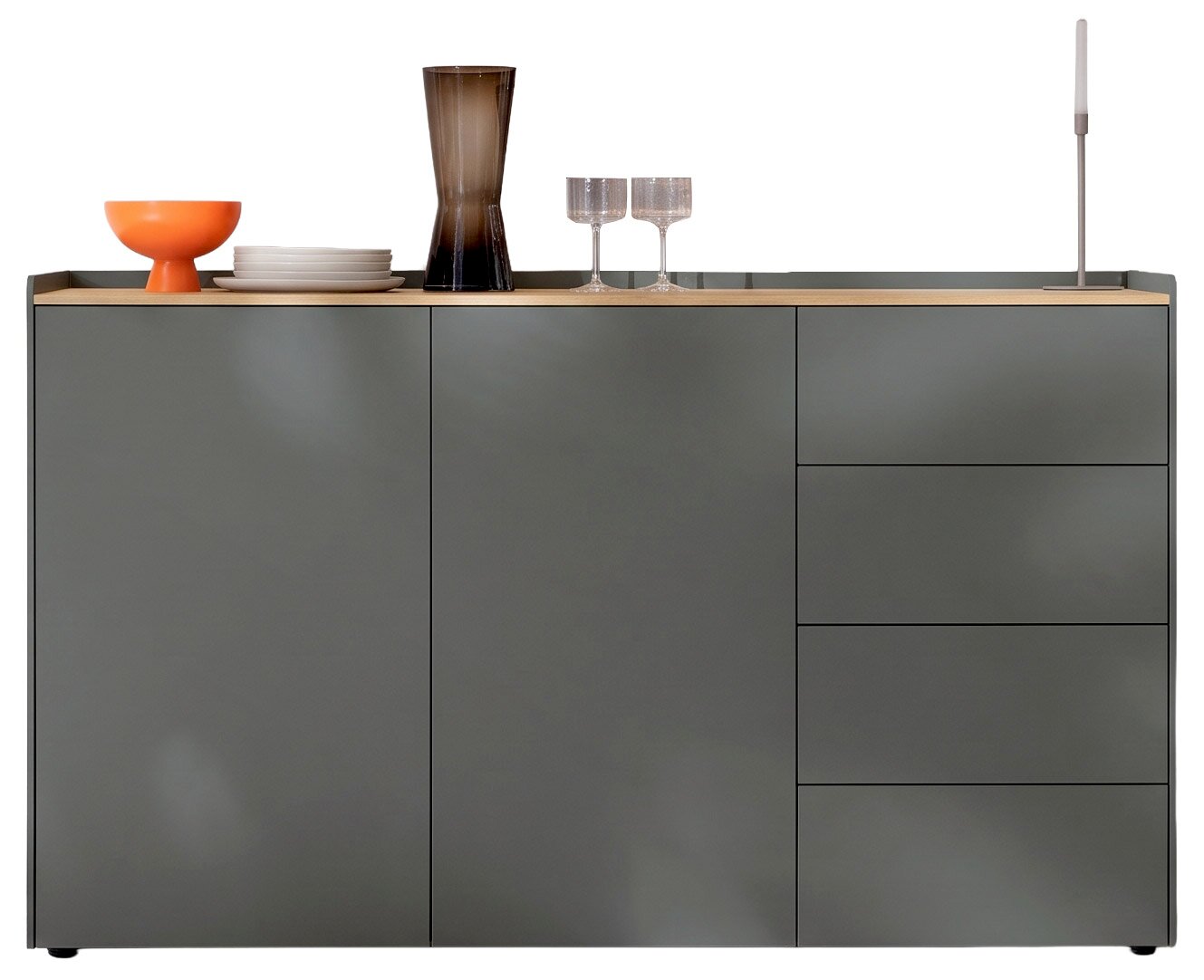 Modernes Sideboard in Anthrazit mit heller Holzablage, zwei grifflosen Türen und vier Schubladen, frontal mit dekorativem Geschirr, Vase, Gläsern und schlanker Leuchte dargestellt