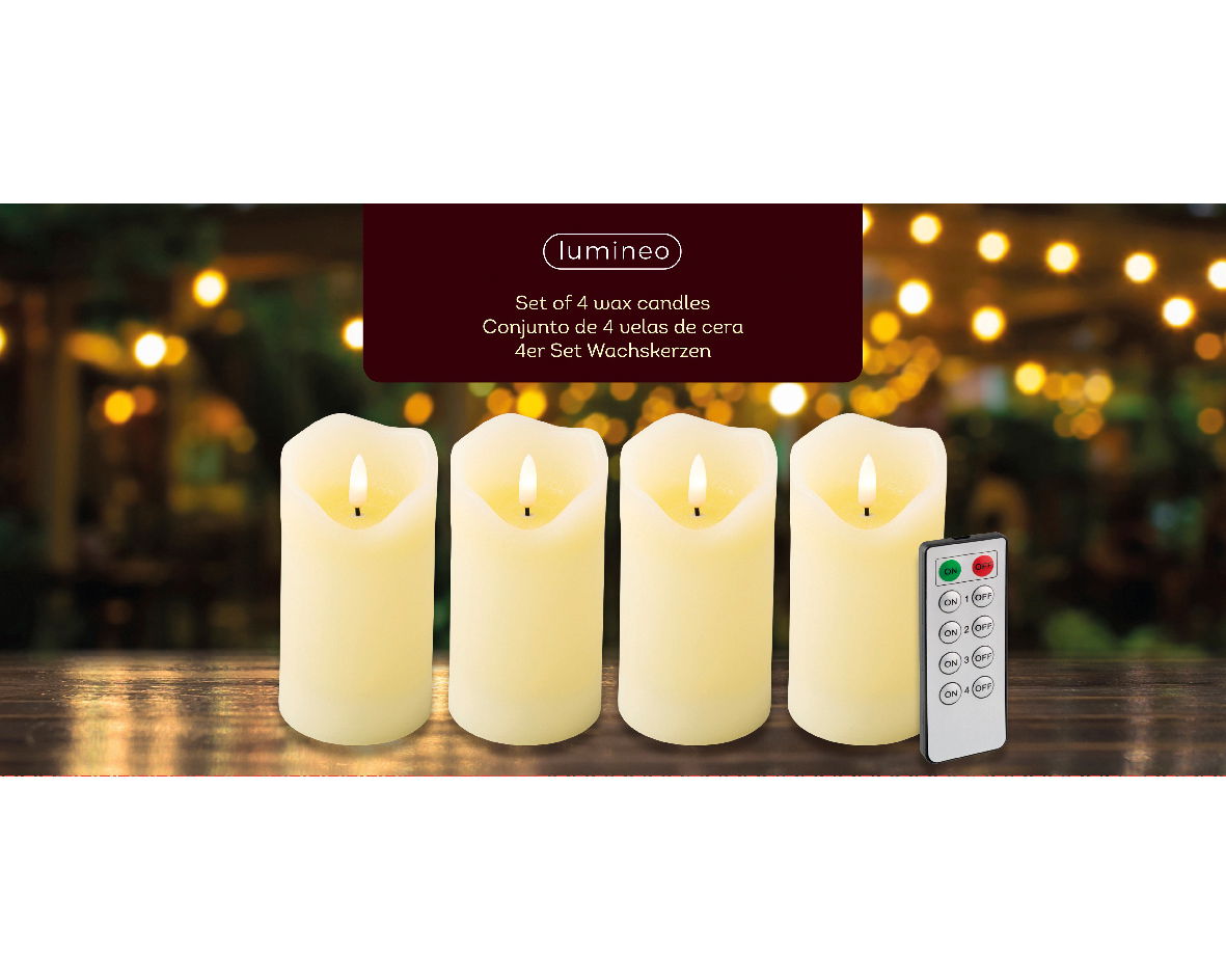 Vier LED-Kerzen mit flackerndem Licht und Fernbedienung, frontal auf einem Tisch vor unscharfem Hintergrund.