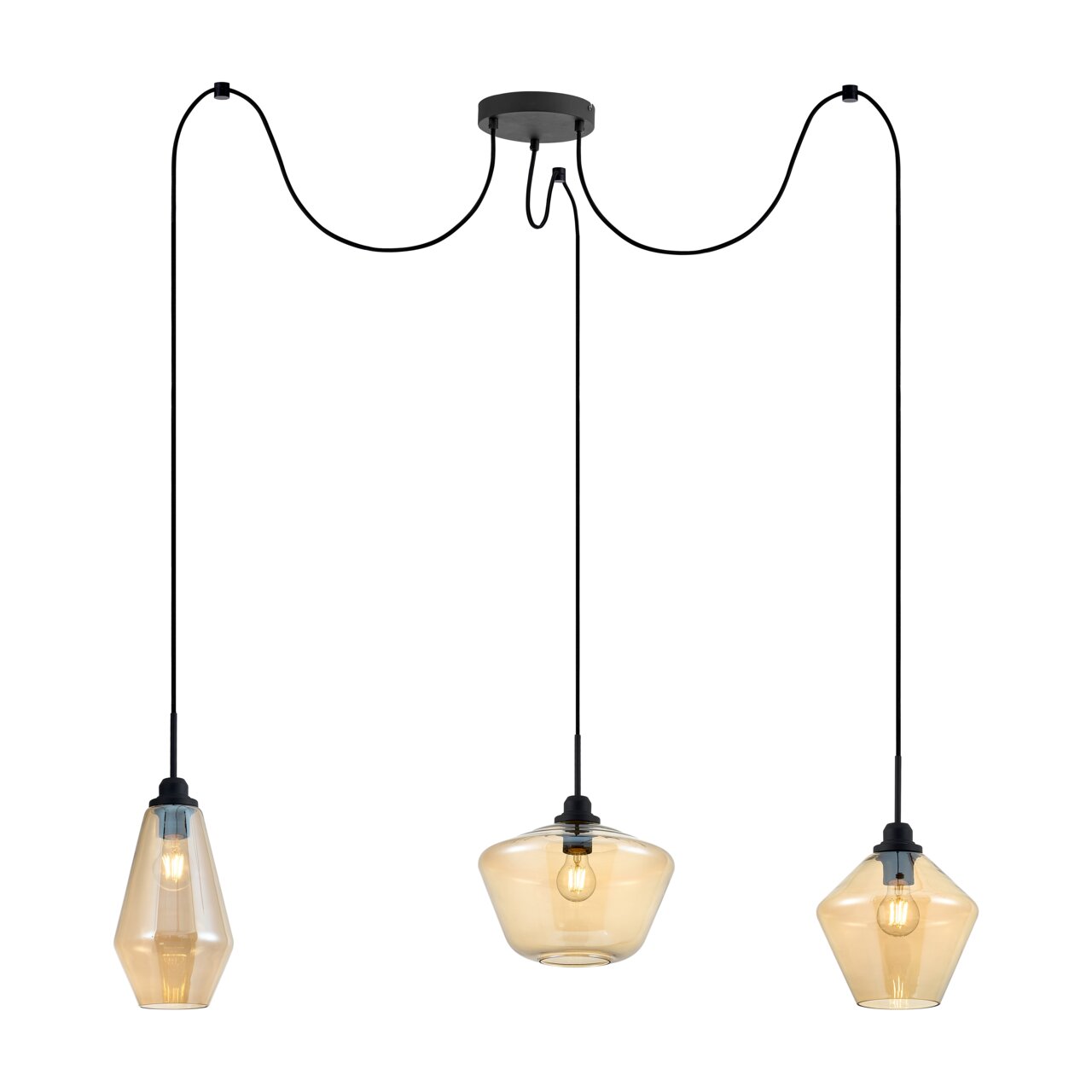 Hanglamp met drie lampen en verschillende amberkleurige glazen kappen, gezien van voren.