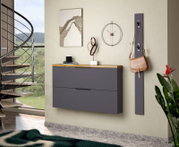 Moderner Hängeschuhschrank in Grau mit Holzoberfläche, seitliche Perspektive, dekoriert mit Kunstobjekten und einer Tasche an der Wand.