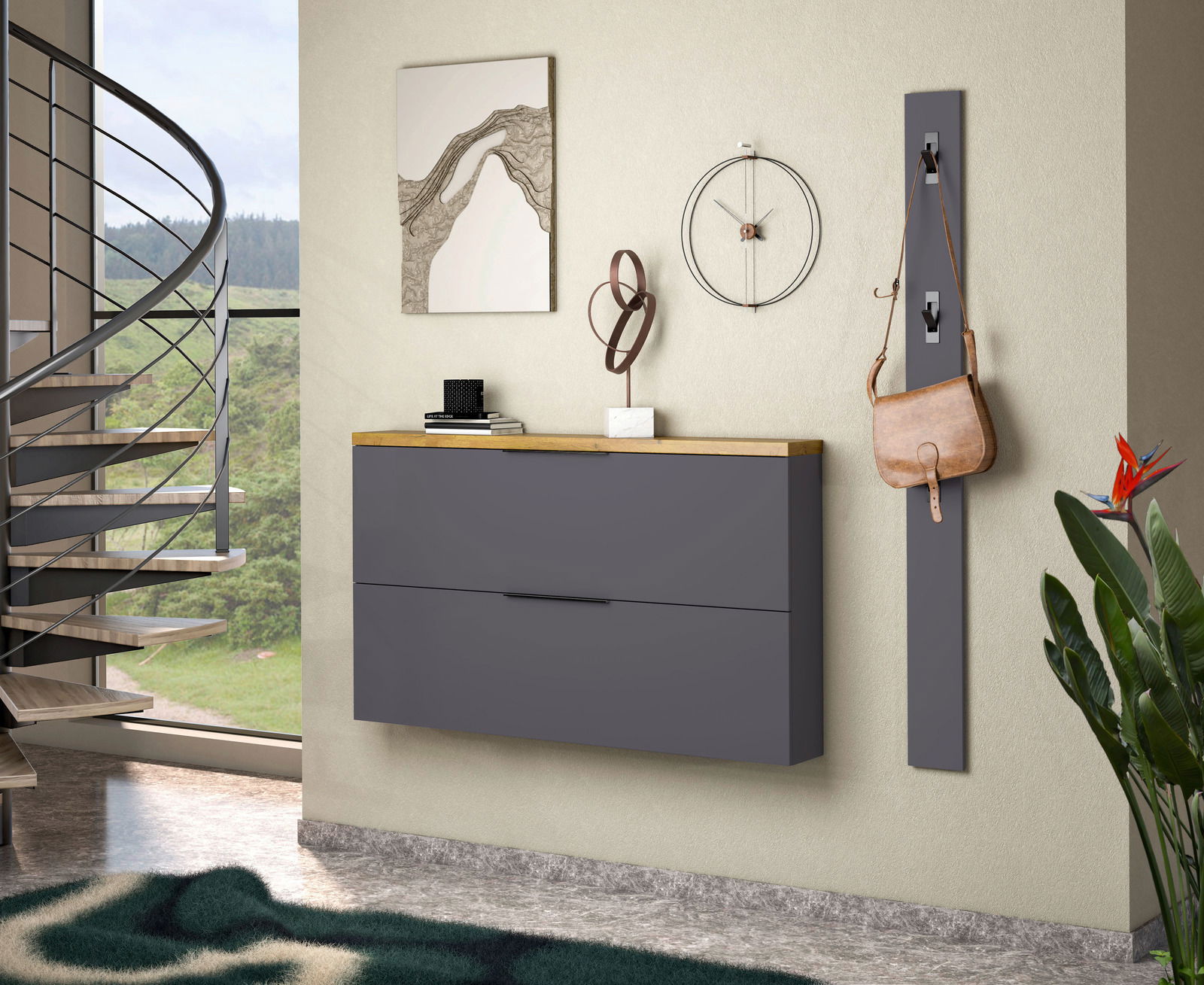 Moderner Hängeschuhschrank in Grau mit Holzoberfläche, seitliche Perspektive, dekoriert mit Kunstobjekten und einer Tasche an der Wand.