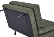 Achterkant van een groene bureaustoel met geribbelde stoffen bekleding en zwarte metalen poten.