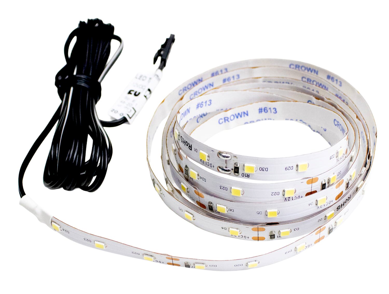 Witte ledstrip opgerold met zwarte aansluitkabel en stekker, vrijstaand op een witte achtergrond, perspectief: licht schuin van bovenaf (bovenaanzicht).