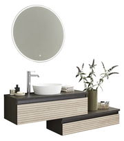 Moderne Badkombination mit rundem Spiegel, Waschbecken und Unterschrank in Holzoptik, seitliche Perspektive