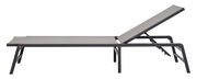 Seitliche Ansicht einer modernen Gartenliege mit verstellbarer Rückenlehne und stabilem Metallrahmen.