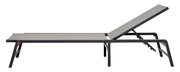 Seitliche Ansicht einer modernen Gartenliege mit verstellbarer Rückenlehne und stabilem Metallrahmen.